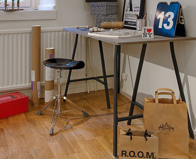 18mm Solid Oak Flooring - 90mm Lacquered - Image 2